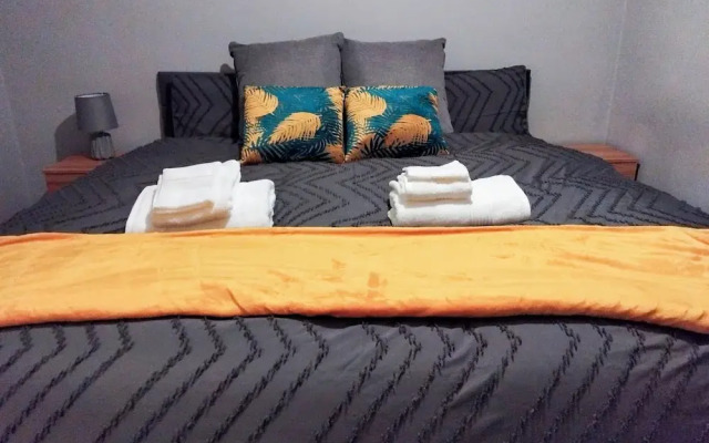 Corby-2 Bedroom-1bathroom-parking - Upto 5 Guests