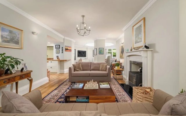 Elegant 3-Bedroom Flat in West End