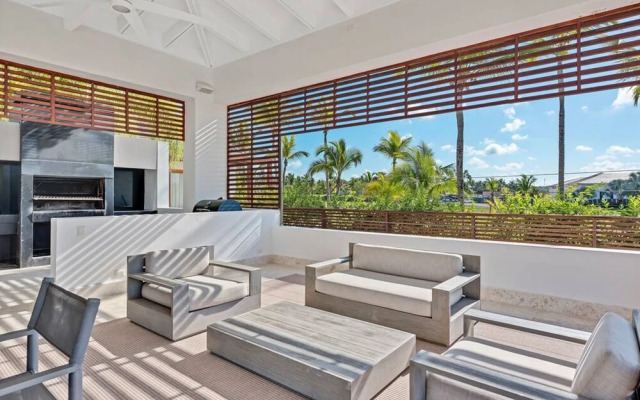 Modern Oasis Stunning Views of Golf Course River