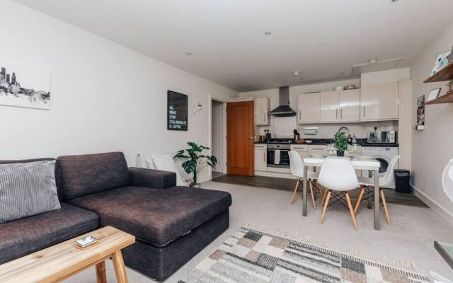 Central Modern Flat Sleeps 6 - Dedicated Parking