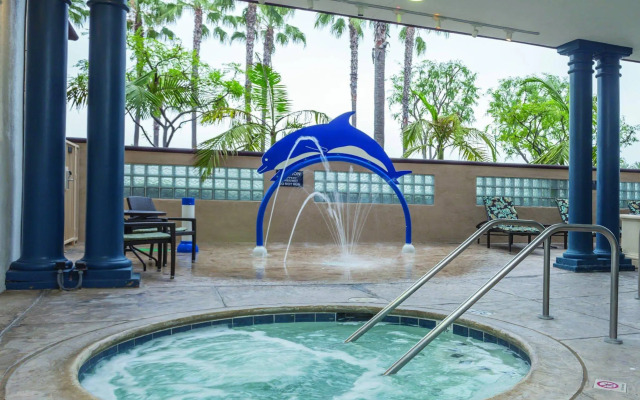 Peacock Suites