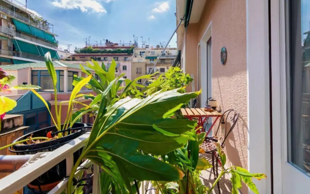 Iphigenia 2 bedroom retro downtown apartment