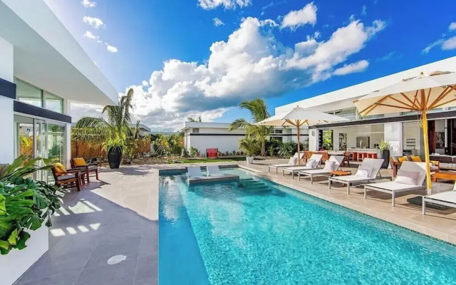 Oceanside Vacation Villa With Hotel Amenities v10