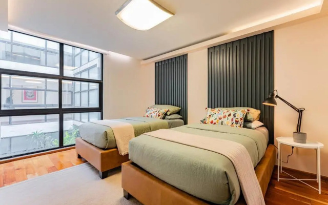 Stylish apartment with private roof top & jacuzzi