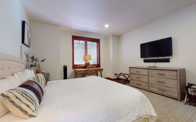 Timbers 6 Updated and Pet-Friendly, Private Jacuzzi, Private Garage by RedAwning