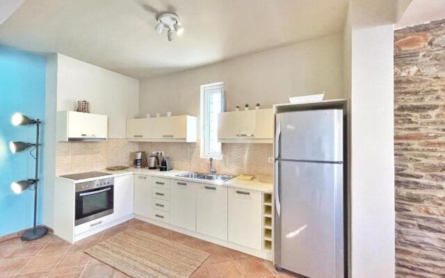 Spacious & Cozy Flat 5 mins to Batsi Bay
