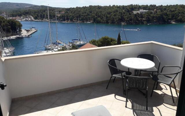 Apartments by the sea Milna, Brac - 18743