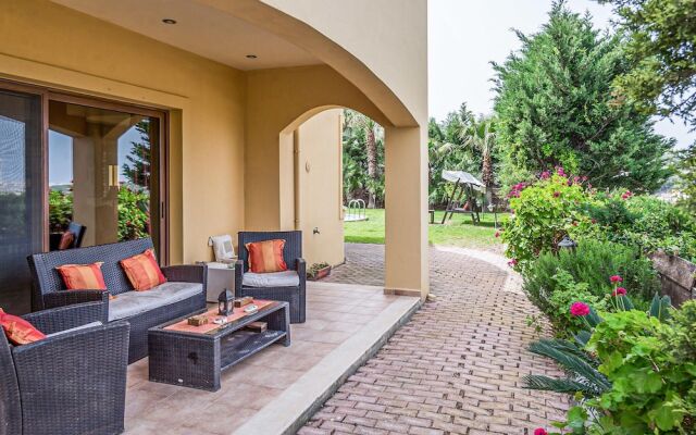 Beautiful Home in Finikia With Wifi and 3 Bedrooms