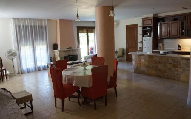 Apartment with a garden, BBQ, swimming pool and jacuzzi