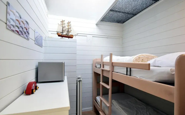 Bright Flat With Bunk Beds