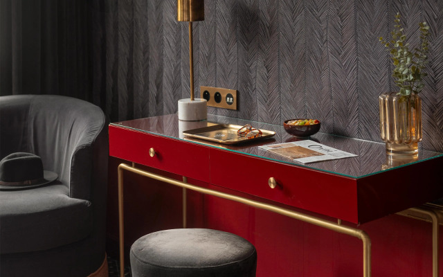 Snob Hotel