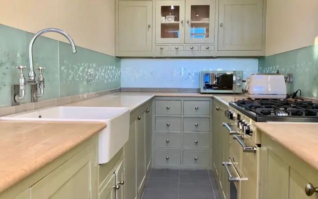 2 Bedroom Regency Flat on the Sea Front
