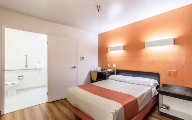 Motel 6 North Kirkland