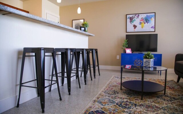 Classic Downtown 1BR Apt with Views