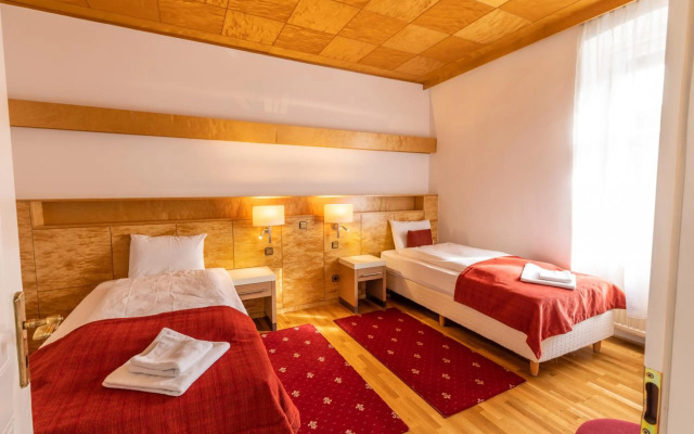 Rustic Apartment with 4 bedrooms Top 9