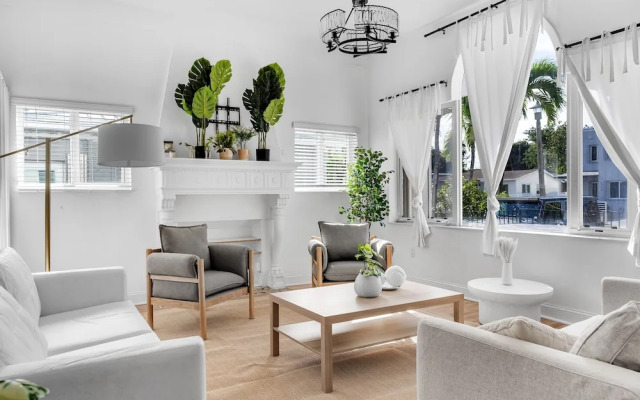 Stylish & Modern 4BD Home