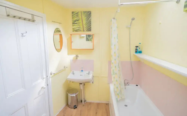 Three Bedroom Apartment Next To Pub