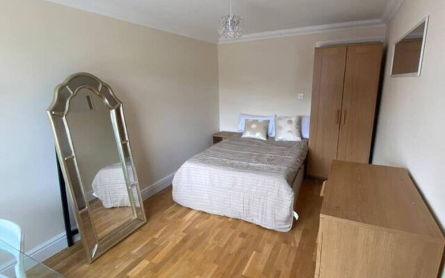 Charming 6-bed House in Reading With Parking