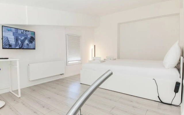 Marousi 2 Bd Luxury Living w Shared Pool