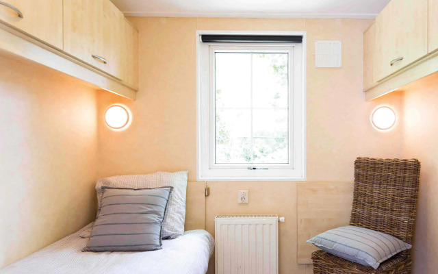 Nice chalet with microwave, Wageningen at 3.5 km.