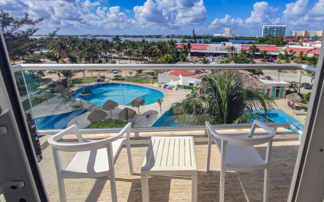 Paradise Beachfront & Nightlife Heart