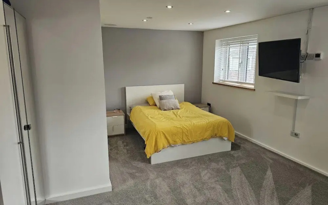 Modern, Large Open Plan 4 bed Property in Abergele