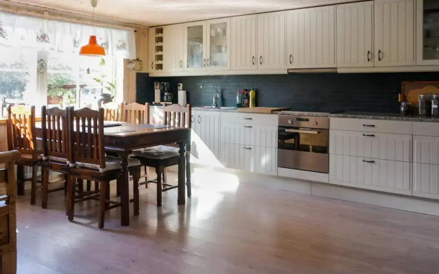 Charming Cottage by Sjunnaryd Lake