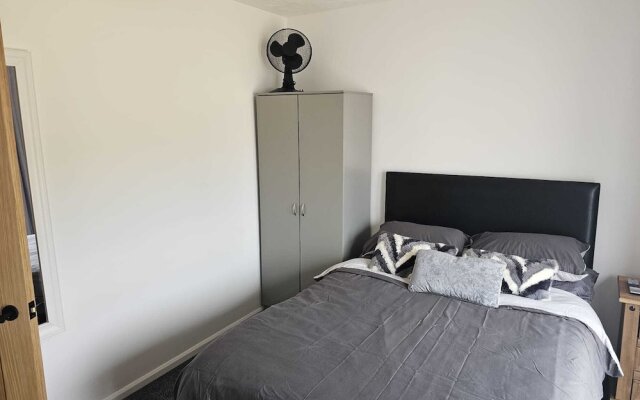 Modern, Spacious Walking Distance to Castle & Town