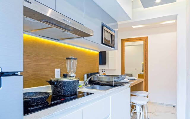 Luxury Apartments Pool & Jacuzzi