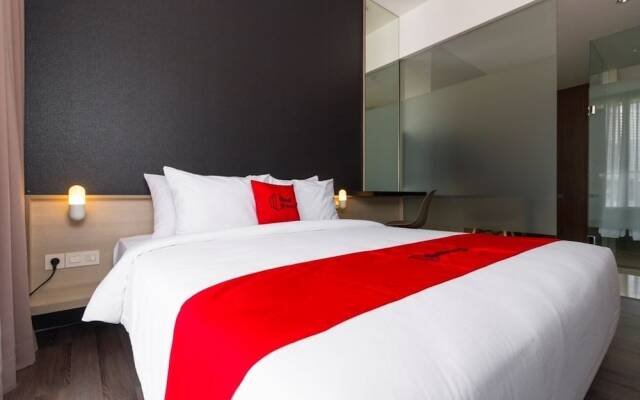 RedDoorz Plus near Perbanas