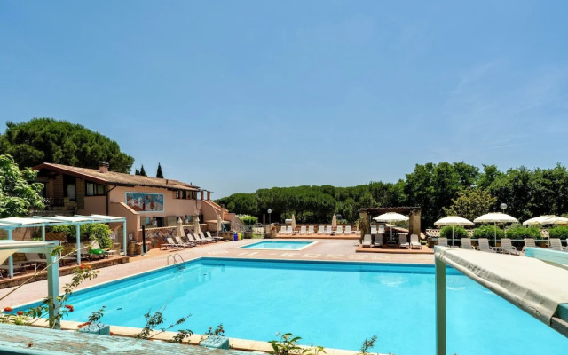 Residence con piscina a Guardistallo