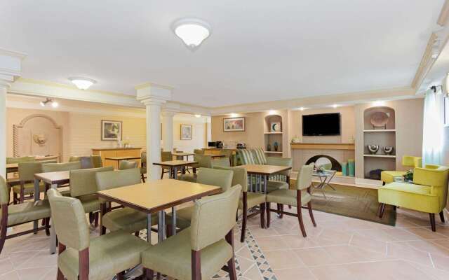 La Quinta Inn by Wyndham Orlando Airport West