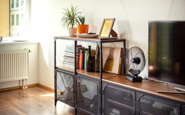 #stayhere - Spacious & Bright 1BDR Apartment Shopping District