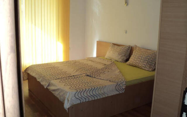 Meni Apartments And Guest Rooms