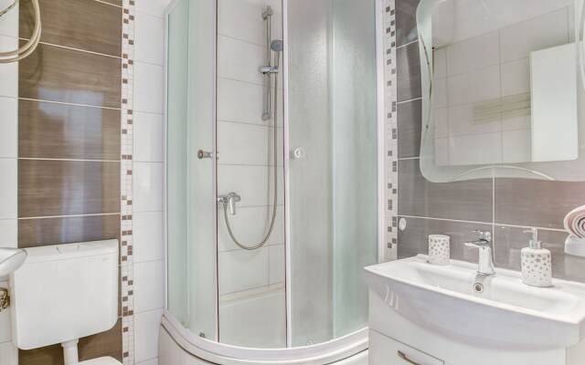 Simplistic Holiday Home in Sumartin near Sea Beach