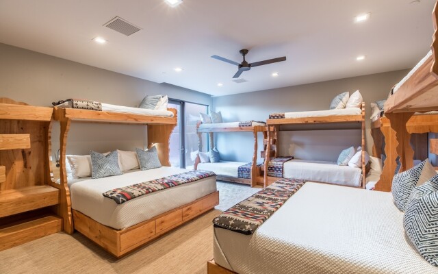 Luxury Service 1 Bedroom & Bunkroom – Sleeps 16 – Daily HK condo