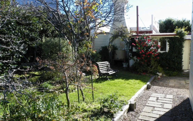 Pacific Heights Holiday Apartments & Munn's Tower House