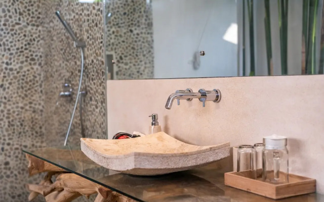 Romantic Jungle Villa, 1 BR, Ubud With Staff