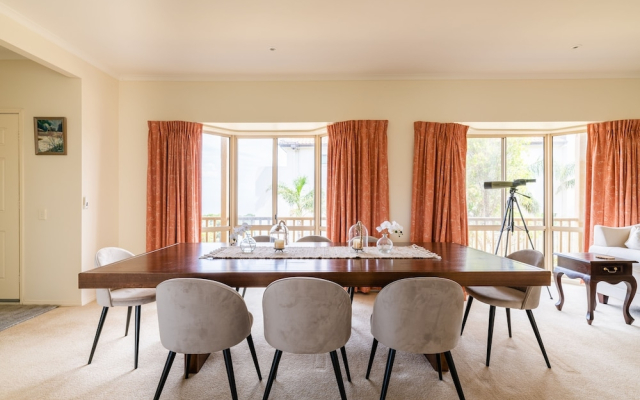 Logooner ocean house walking to beach