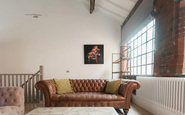 The Warehouse Loft - Trendy Converted Warehouse 3bdr