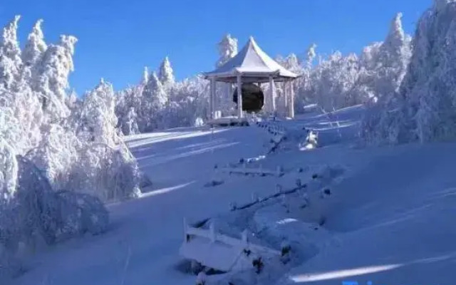 Snow Village Erlanghe Mengliang Inn