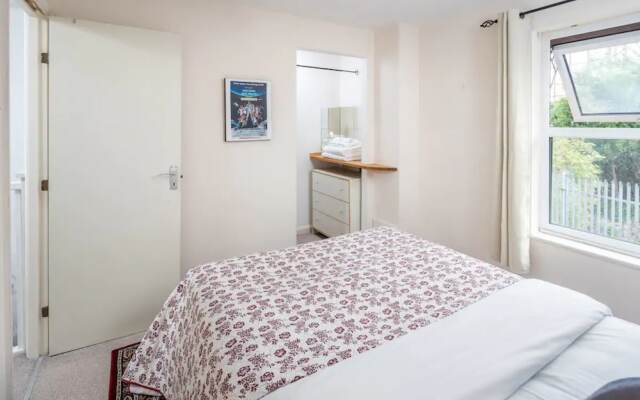 Beautiful 2bed House 6mins to Tube 2mins to Thames