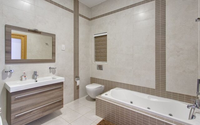 Luxury Apartment IN Fort Cambridge With Pool