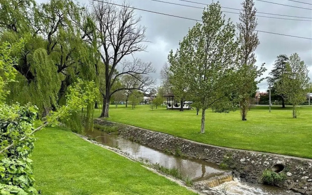 Charlesworth On The Park