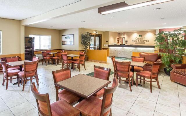 Quality Inn & Suites Lakewood - Denver Southwest