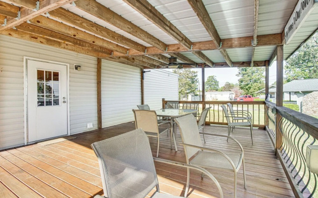 Lake-view Getaway w/ Grill in Mountain Home!