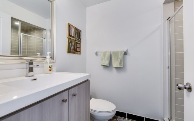 Stylish New 2BR Luxury Condo w Parking