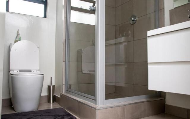 “Pop Inn” modern apartment in heart of Bryanston