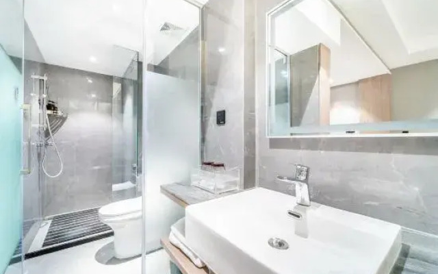 Manhattan Hotel (Guigang Life Harbor High-speed Railway Station)