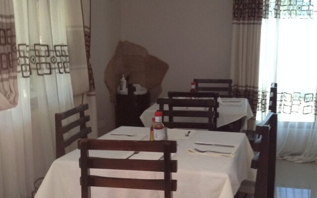 Mopees Lodge